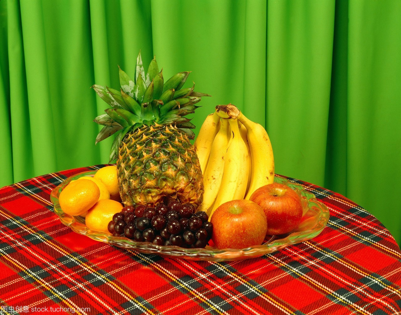 丰收宴席 桌布上的水果交响曲